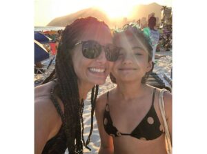 Camila Pitanga aparece em foto rara amamentando a filha