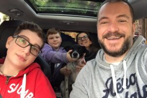 Beto Bigatti com o pai à esquerda e à direita, ele está com os dois filhos Gianluca e Stefano