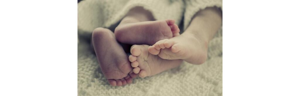 Gêmeas separadas na maternidade são adotadas por família