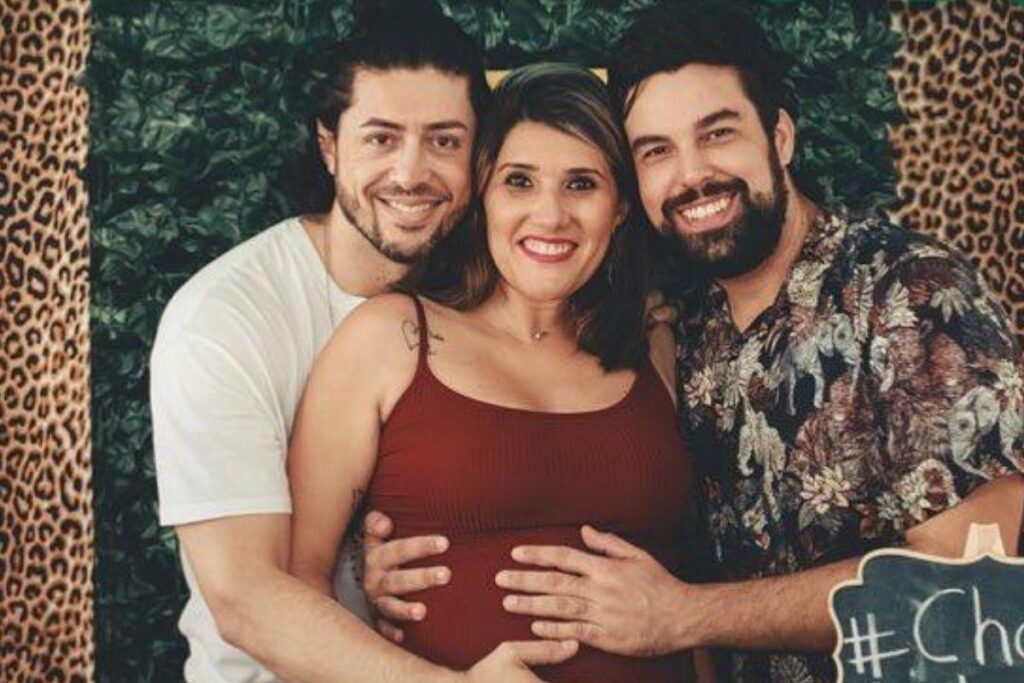 Fernando e Gustavo contaram com a ajuda de uma amiga para realizar o sonho de ter um filho