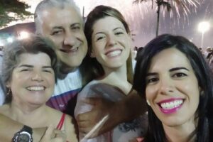 Da esquerda para a direito: Samyra, irmã, Denise, mãe, Alcides, pai, e Samantha no dia do lançamento do livro dele, chamado “Viver Para Vencer”
