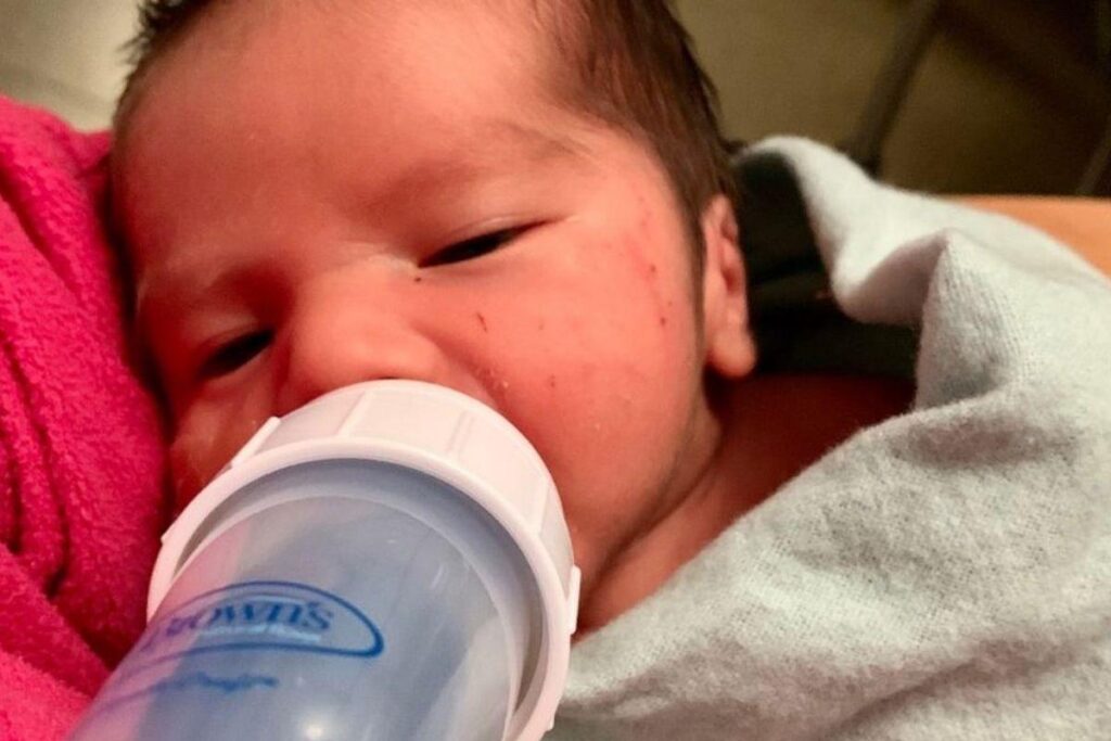 Chrystal Hicks deu à luz Sky em um avião para Anchorage