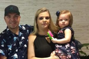 Alisson com a esposa Andressa e a filha Valentina