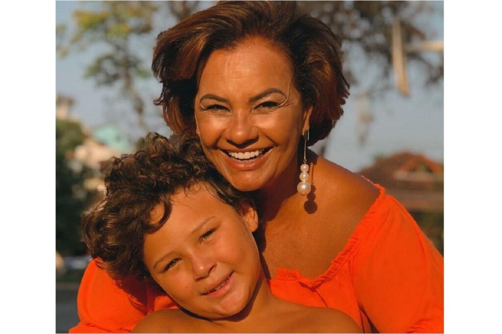 Solange Couto parabenizando o filho caçula pelos 9 anos