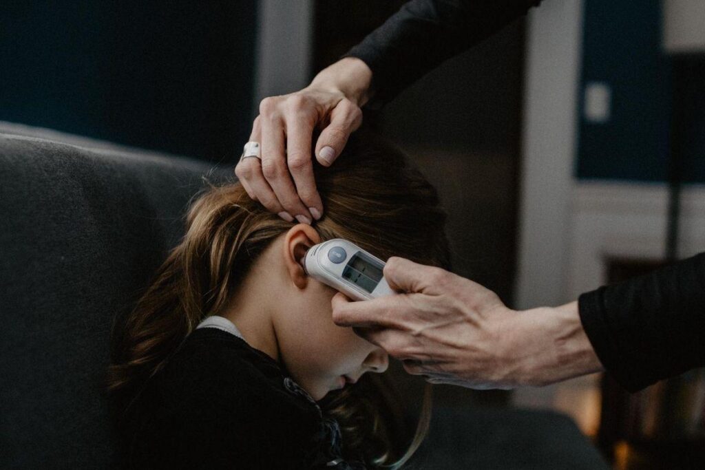 Covid: Estudo aponta que crianças podem ter carga viral maior que adultos e contesta volta às aulas