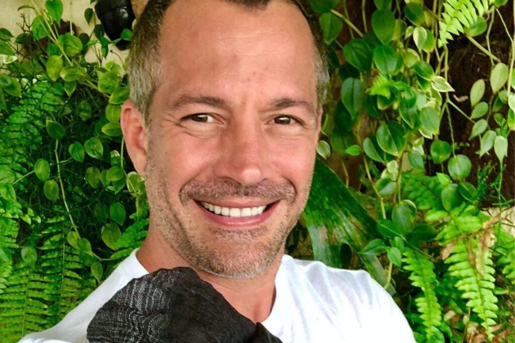 Malvino Salvador se emociona com relato da mãe