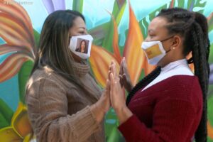 As irmãs Pâmela e Priscila, em frente ao Hospital onde se conheceram