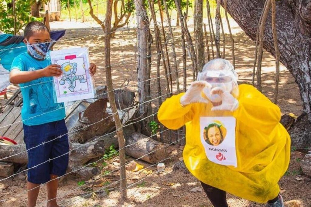 A professora vai duas vezes por semana ensinar os alunos