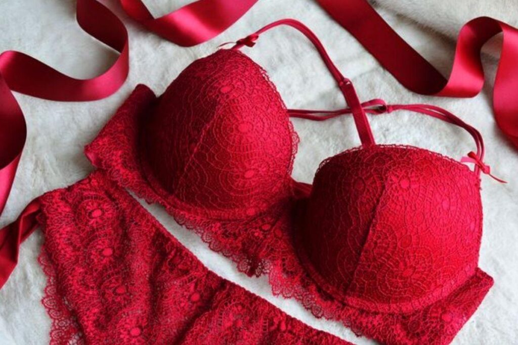 A criança confundiu a máscara com um sutiã