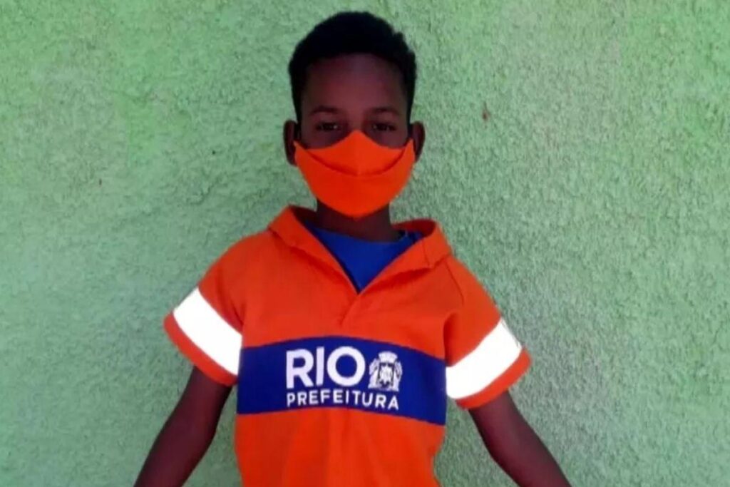 O menino ganhou o uniforme dos garis da cidade