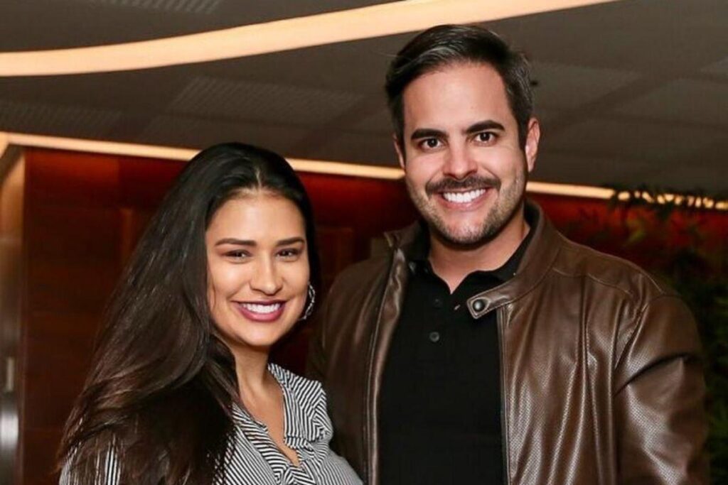 O casal aguarda a chegada de Maya