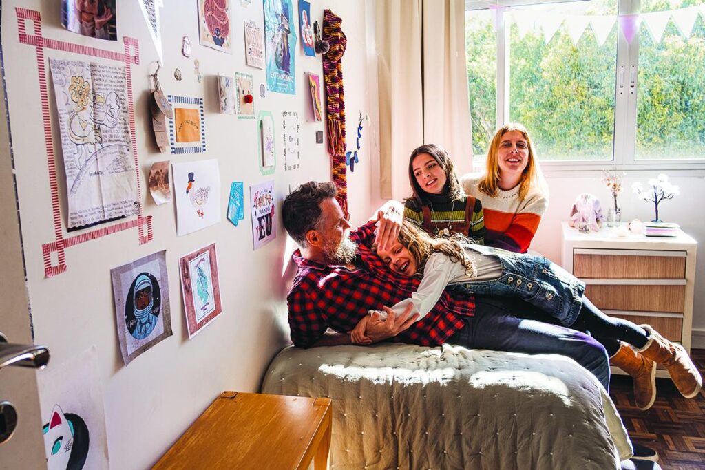 Marcos e as duas filhas na sessão de fotos para a capa de agosto da Revista Pais&Filhos