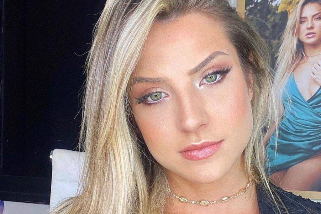 Ela recebeu flores parabenizando pela gravidez