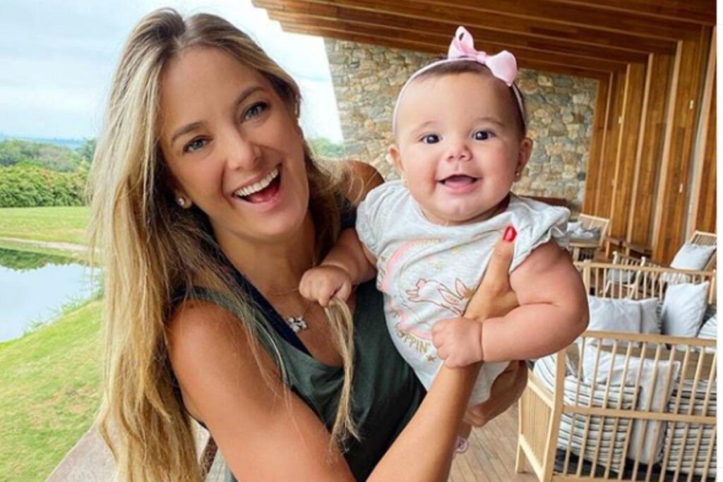 Tici Pinheiro brinca com Manu durante o sábado