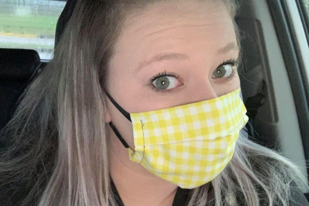 O menino não deixa que nada toque em seu rosto