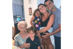 Felipe Simas faz homenagem para a avó