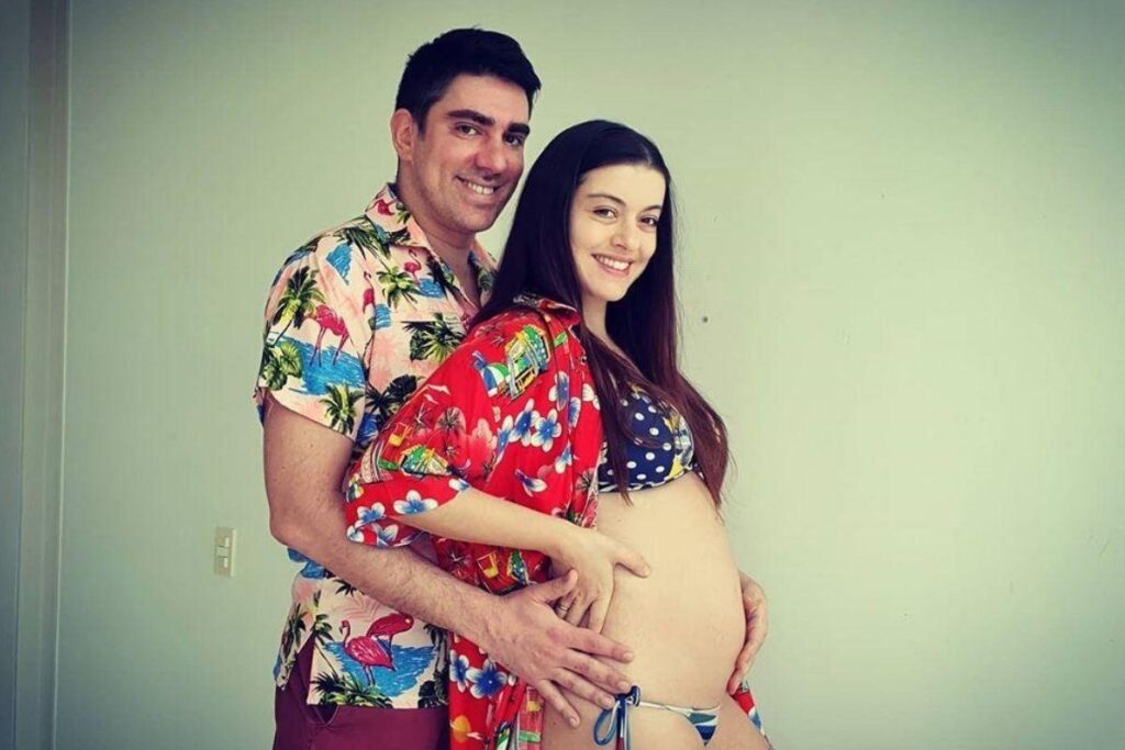 Patrícia Cardoso olhando com amor para sua barriga