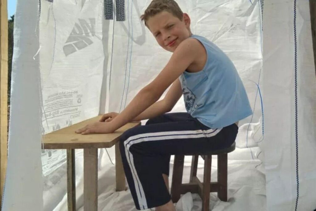 A cabana fica no único ponto onde a internet funciona