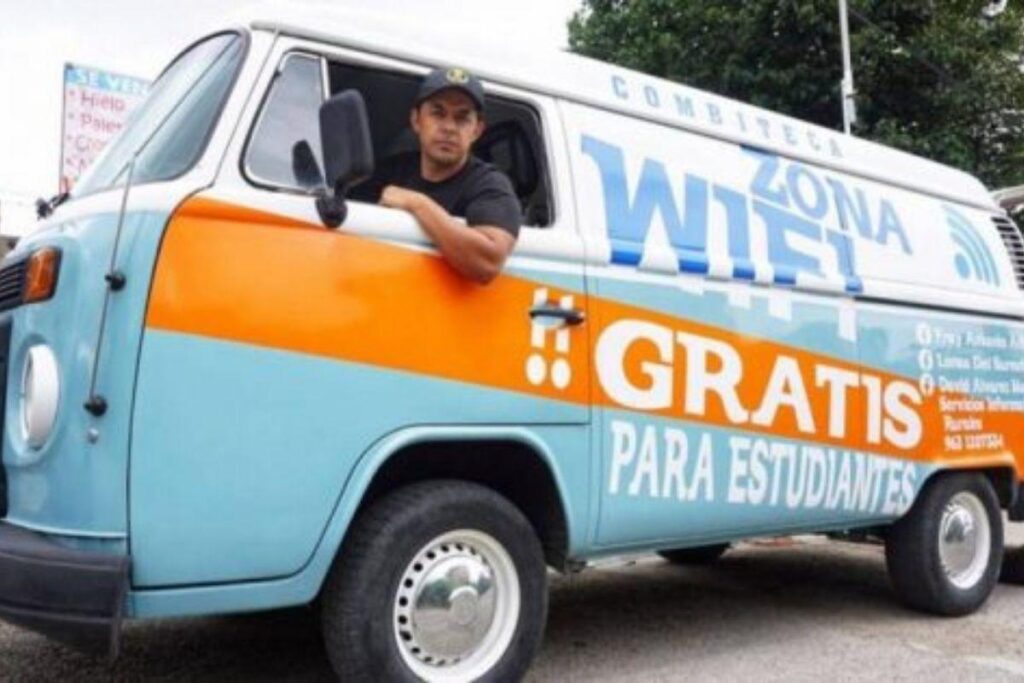 “Combiteca” estacionada na praça