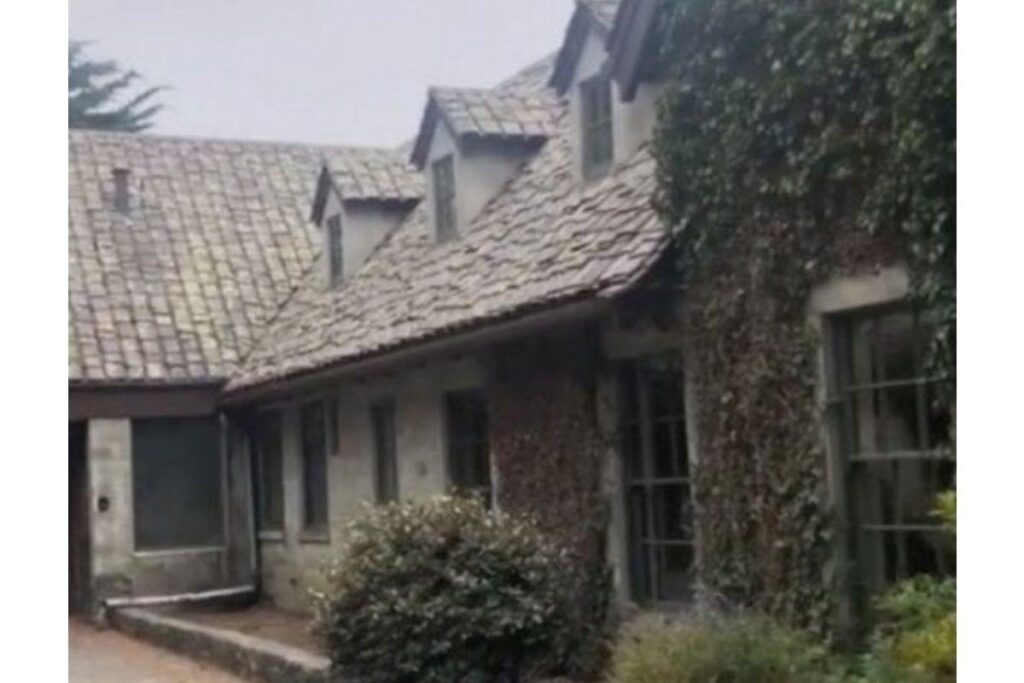 A menina percebeu um rosto na janela