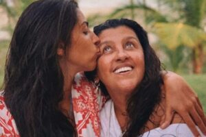 Benedita tem uma perda auditiva severa