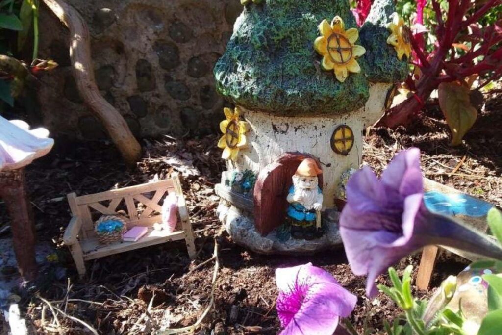 Uma avó e uma neta construíram no quintal de casa um vilarejo completo para fadas