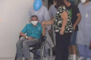 Foram jogadas bexigas em homenagem a todas as vítimas