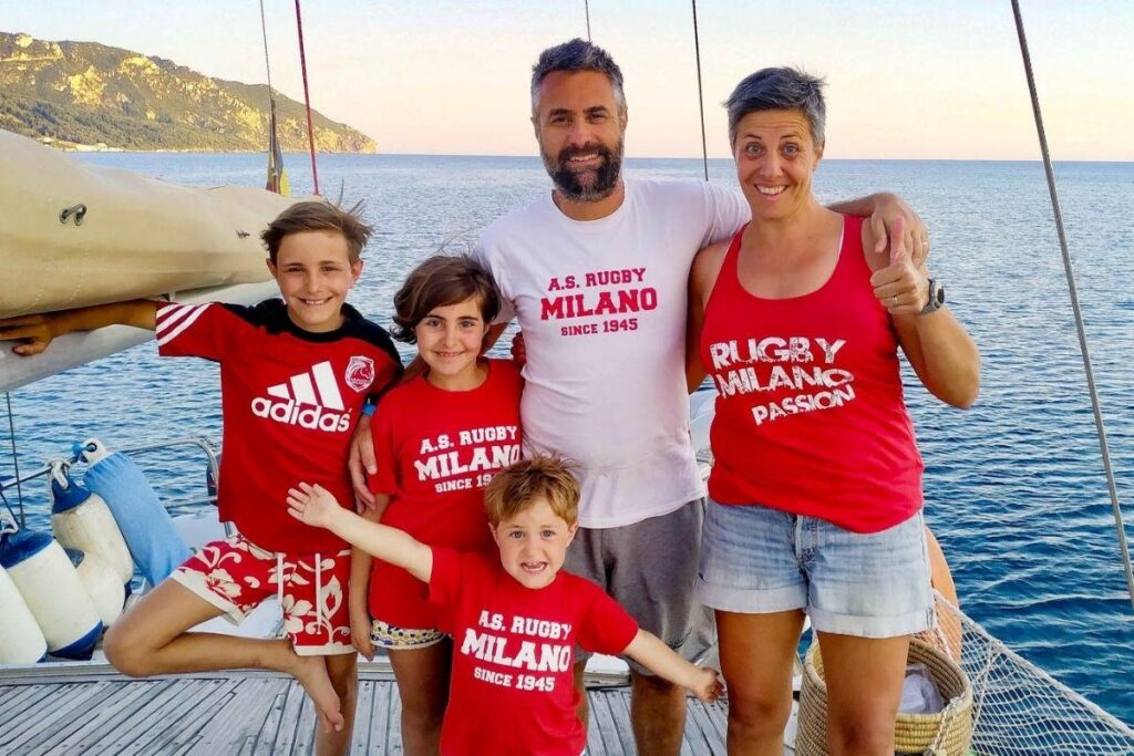 O casal passou meses remodelando o barco