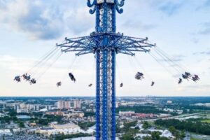 O brinquedo alcança a altura de 140 metros