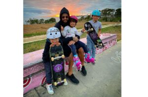 Pedro Scooby curtiu o final de semana com os filhos em uma fazenda