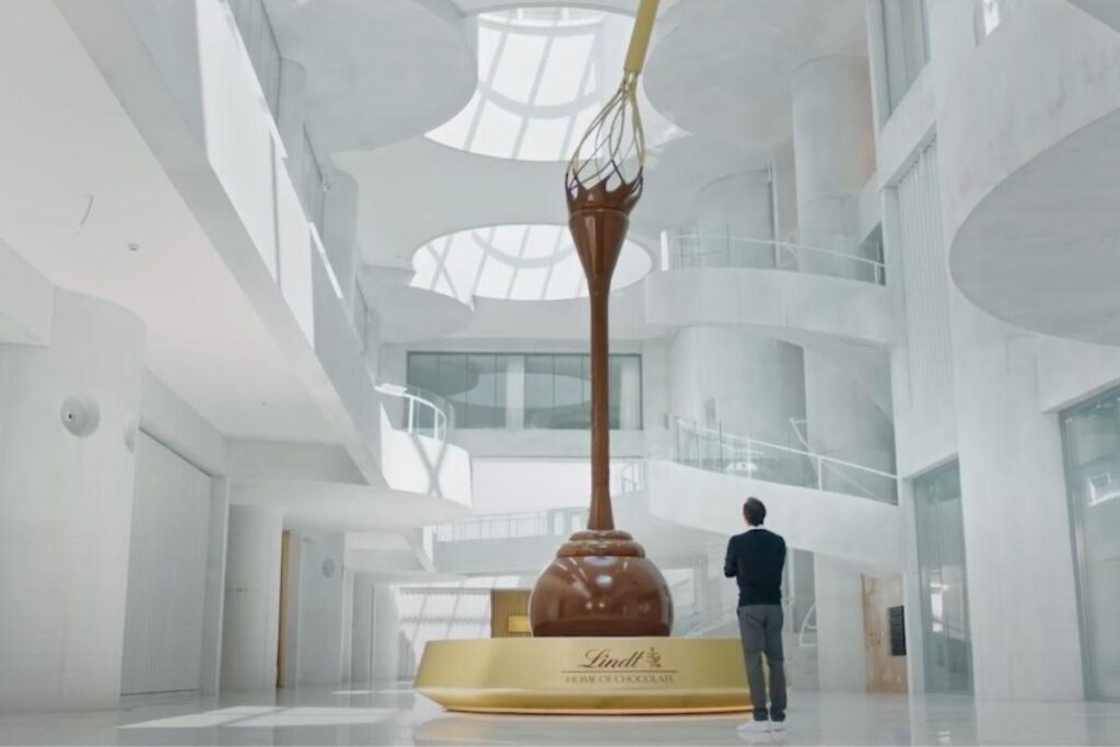 A fonte é abastecida com 1500 kg de chocolate