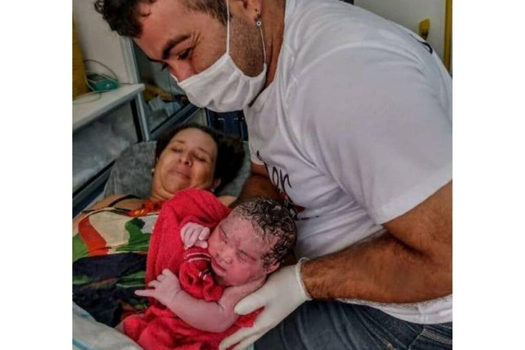 Mãe de três dá à luz na sala de casa sem saber que estava grávida