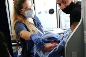 Bebê nasce em avião