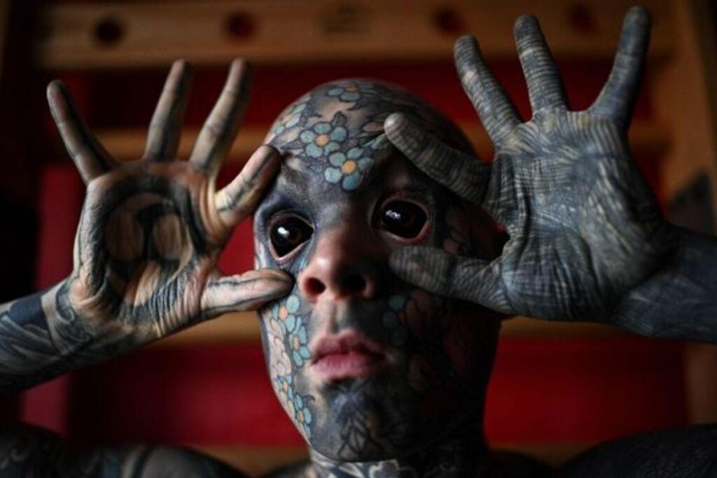 O professor foi demitido após a nova tatuagem