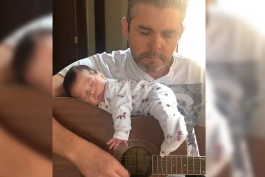 Ele dormiu em cima do violão