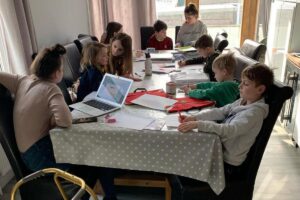 Sue compartilhou como é a rotina com os filhos durante o período de aulas