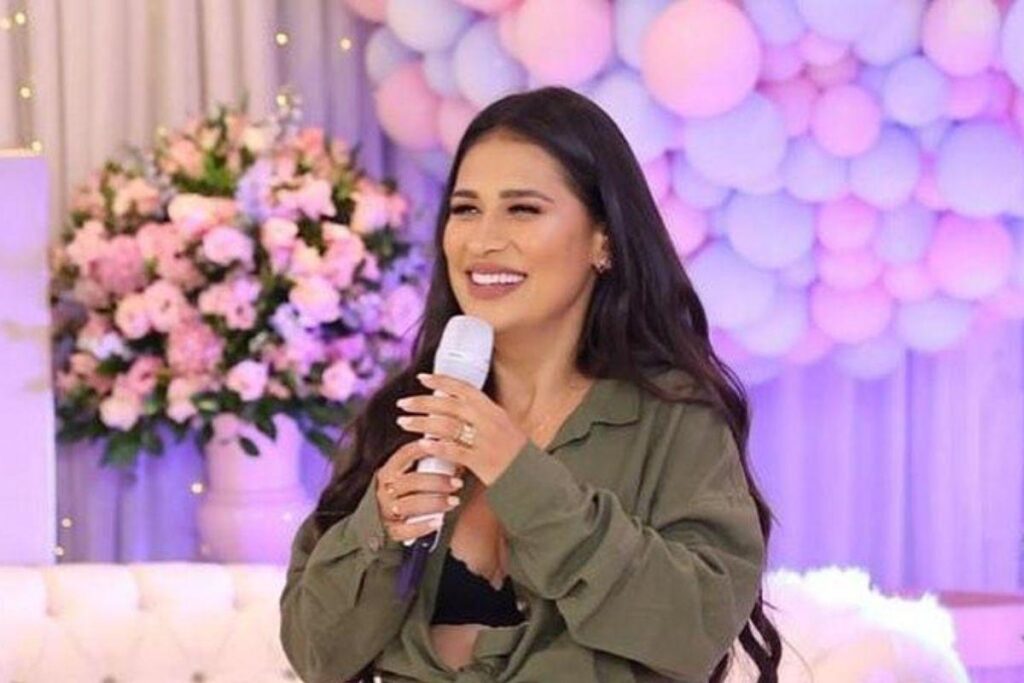 Simone mostra que barriga está crescendo