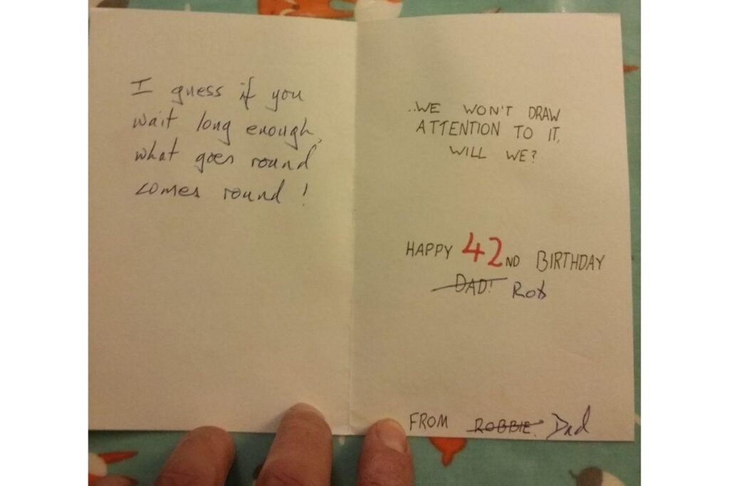 Pai guarda cartão de aniversário que ganhou do filho por 28 anos e o usa para uma vingança hilária