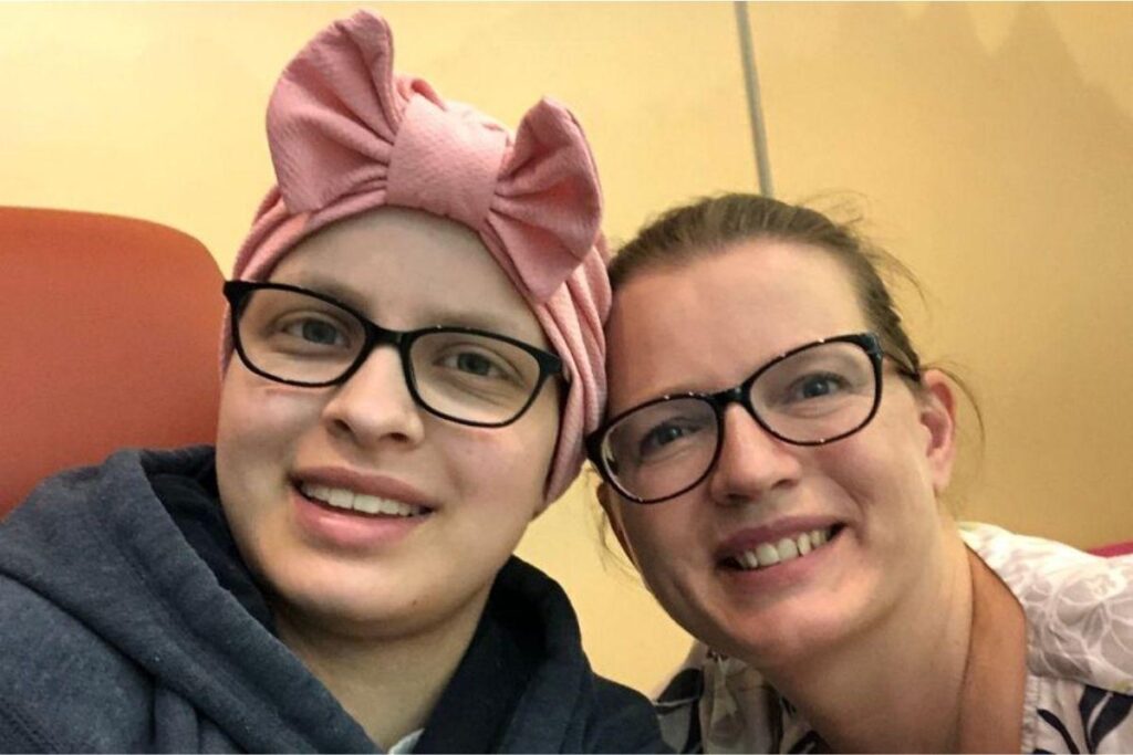 Phoebe sofre com um câncer raro no joelho