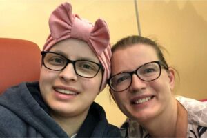 Phoebe sofre com um câncer raro no joelho