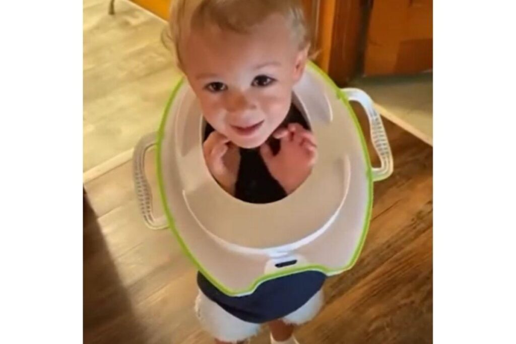 O garoto apareceu com um vaso preso na cabeça