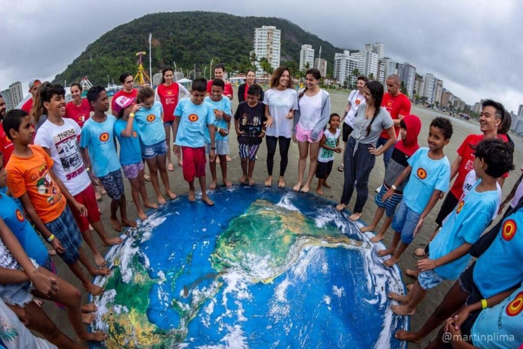 O projeto leva crianças da rede pública para conhecer a praia