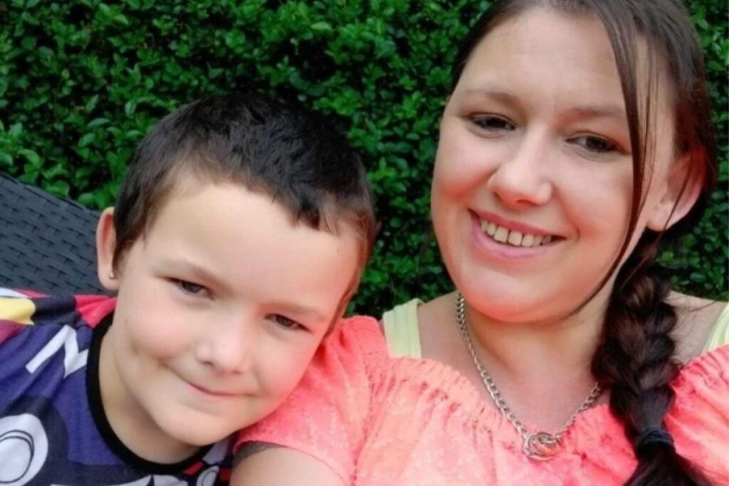 O menino tirou a foto para o livro da escola