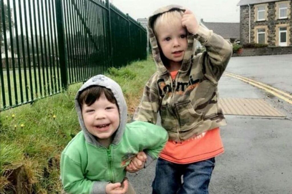 Os meninos foram passar o final de semana com o pai