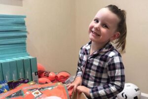 Pippa organiza sozinha os brinquedos