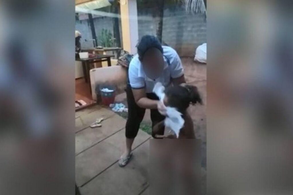 Vídeo revoltante de mãe esfregando fralda suja no rosto de bebê de 1 ano