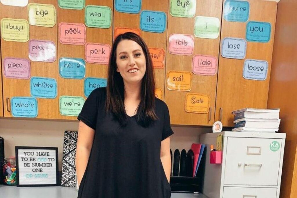 Professora se envolve em polêmica após falar que não dá tarefa de casa e precisa se explicar