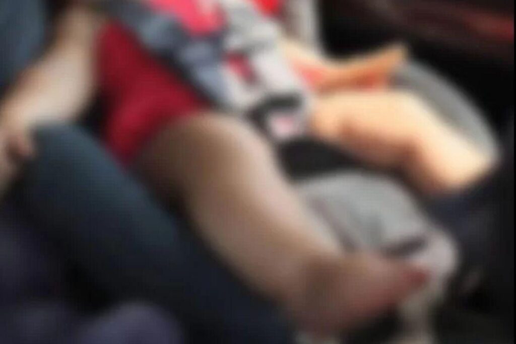 Criança é esquecida dentro de carro