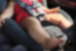 Criança é esquecida dentro de carro