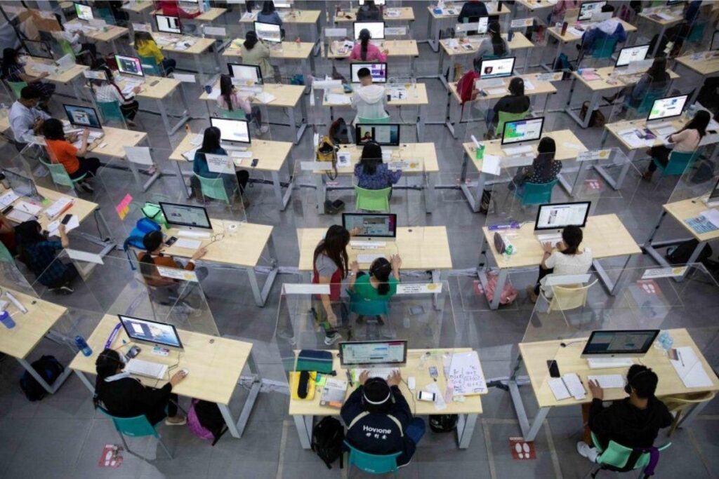 Os professores respondem as dúvidas dos alunos